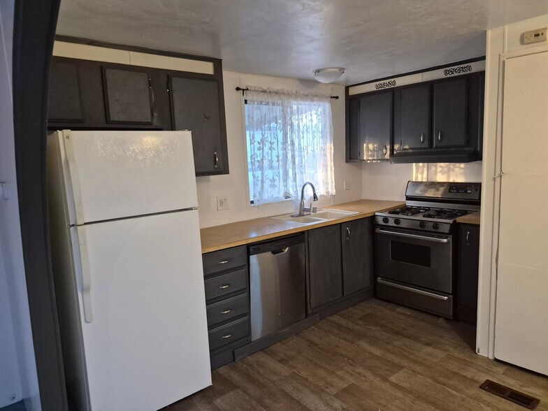 Building Photo - 5422 N Royal Palm Dr
