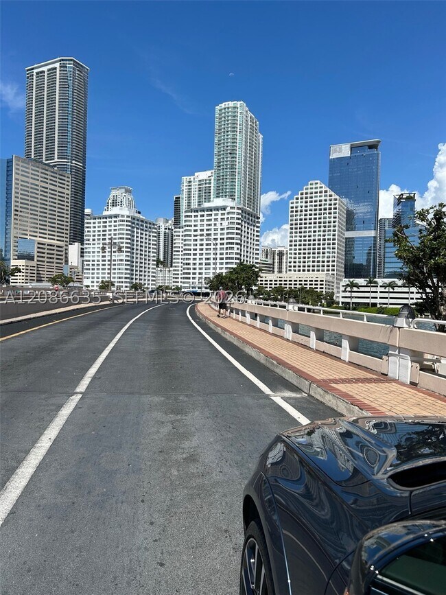 Building Photo - 905 Brickell Bay Dr