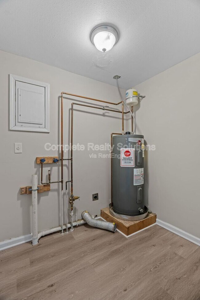 Building Photo - 9750 Lorna Ln