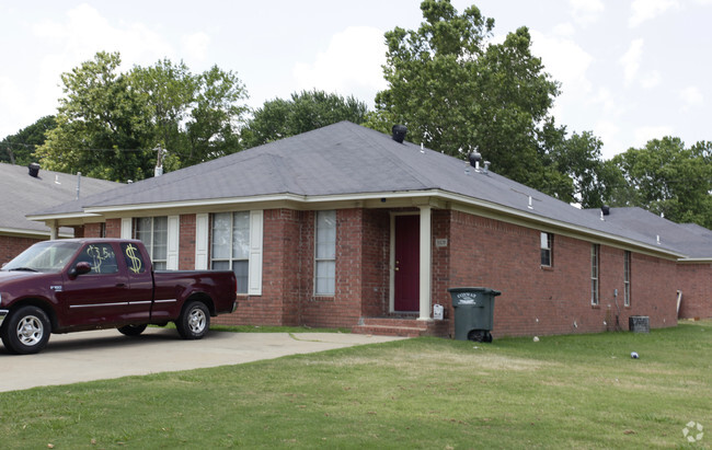 Building Photo - Cedar Hill