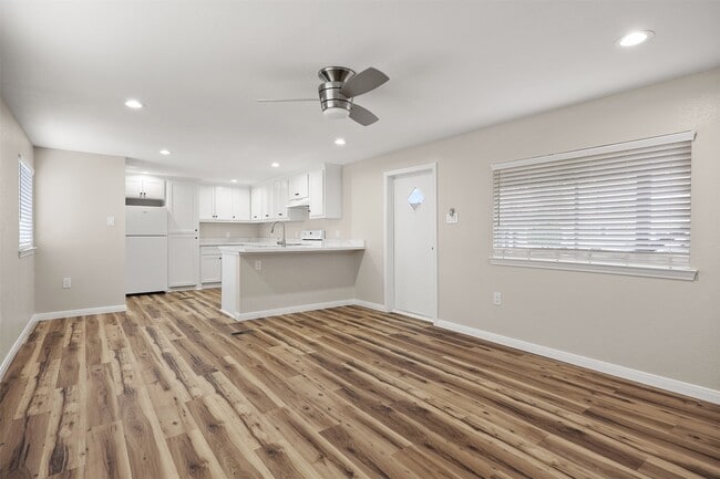 Building Photo - 2222 N Austin Ave