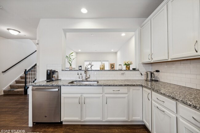 Building Photo - 3s623 Everton Dr