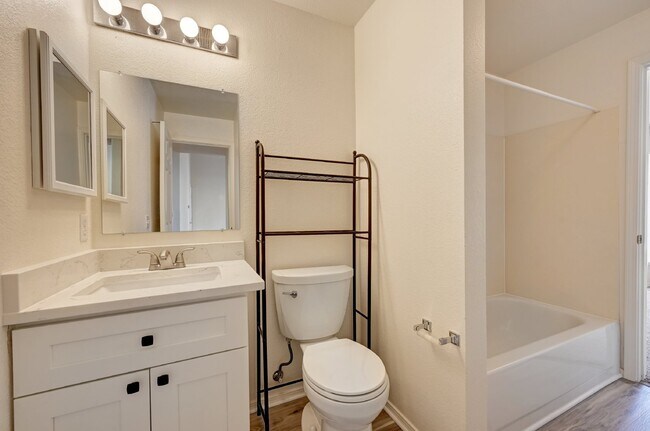 Building Photo - "Charming 2-Bed, 2-Bath Condo Retreat in Centennial"