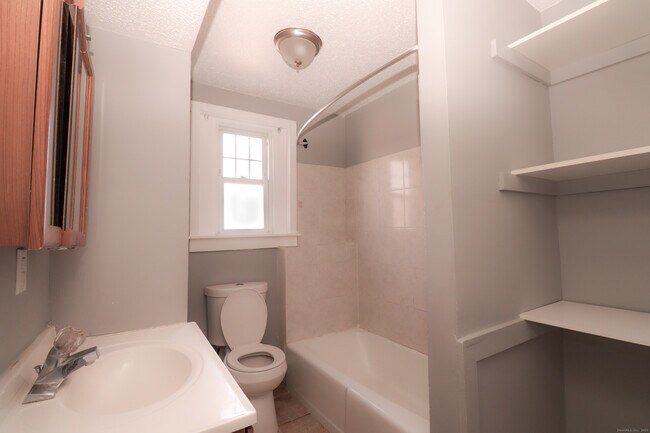 Building Photo - 117 Lamberton St