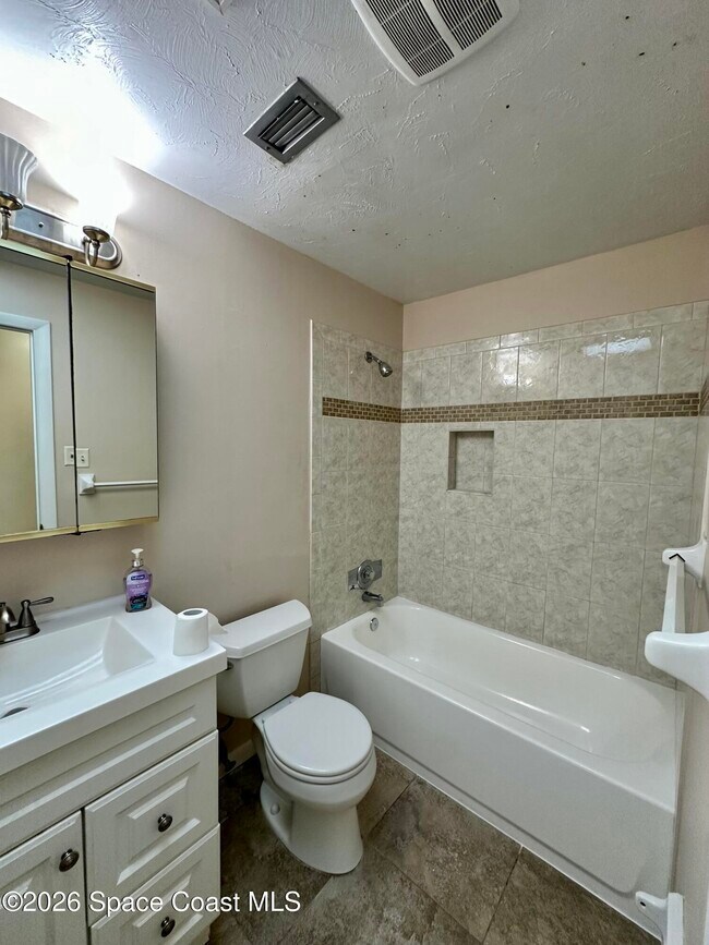 Building Photo - 680 Birchwood Ln