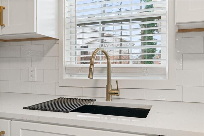 Building Photo - 2790 Sardis St