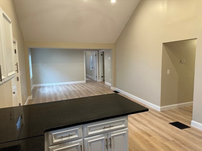 Building Photo - 359 Mansfield St