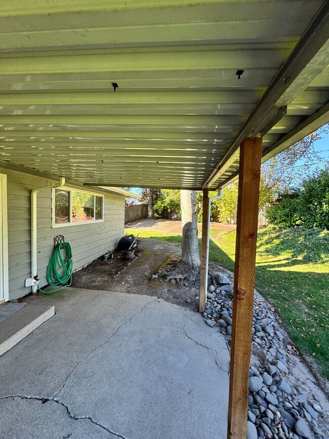 Building Photo - 3 Bedroom 1.5 baths! Walker & Cedar Hills ...
