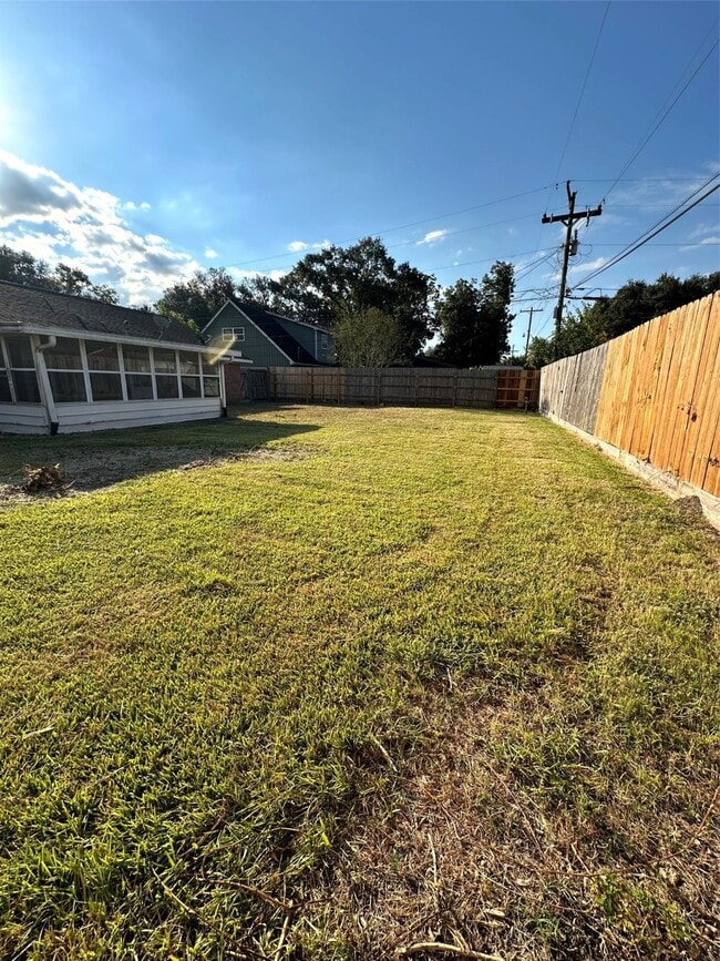 Building Photo - 1520 Highland Dr