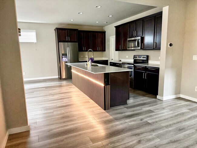 Building Photo - Seven Seven Oaks St SE