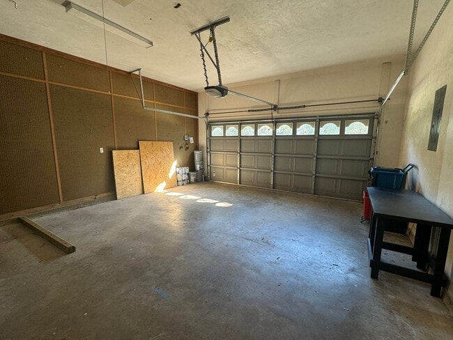 Building Photo - Stunning 3/2 in Haile