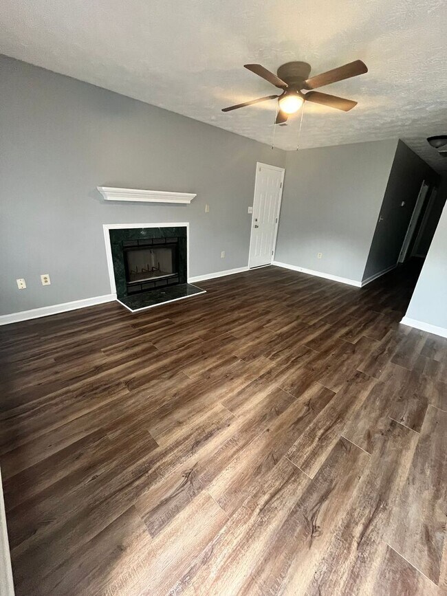 Building Photo - 2815 Rosemeade Dr