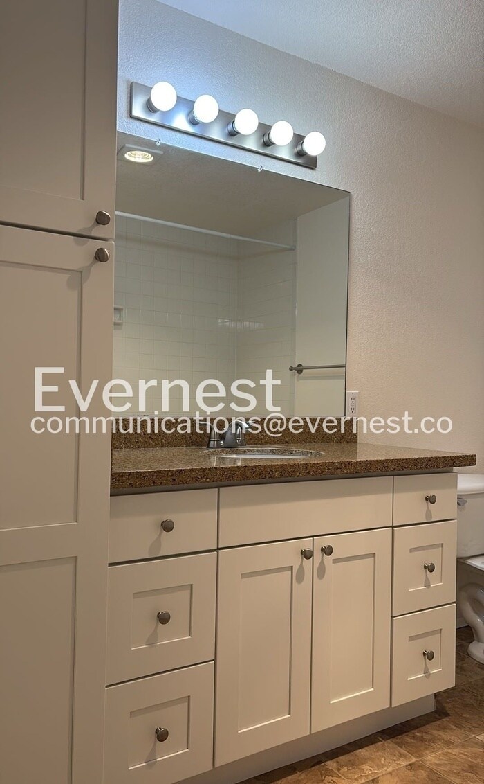 Building Photo - 1150 NE Sunset Blvd