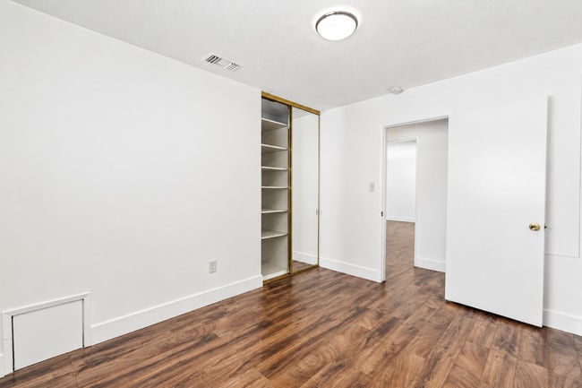 Building Photo - 8840 San Vicente Ave