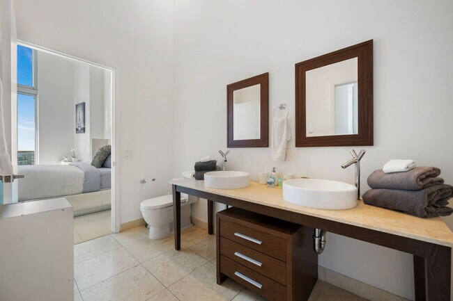 Building Photo - 485 Brickell Ave