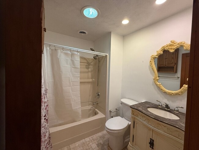 Building Photo - One Level Home! 3or 4 bedroom 1 bath with extra-large den, garage and extra storage on almost an ...