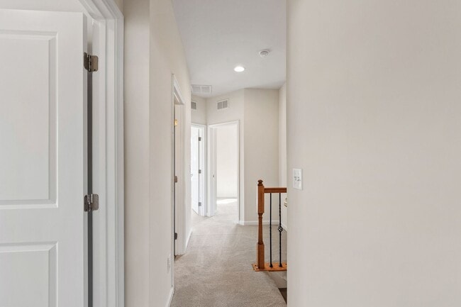 Building Photo - Beautifully Maintained 4BR/3.5BA End-Unit ...