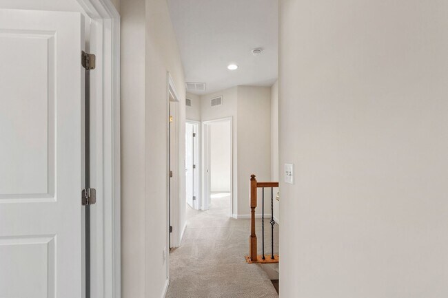 Building Photo - Beautifully Maintained 4BR/3.5BA End-Unit Townhome in Twin Lakes