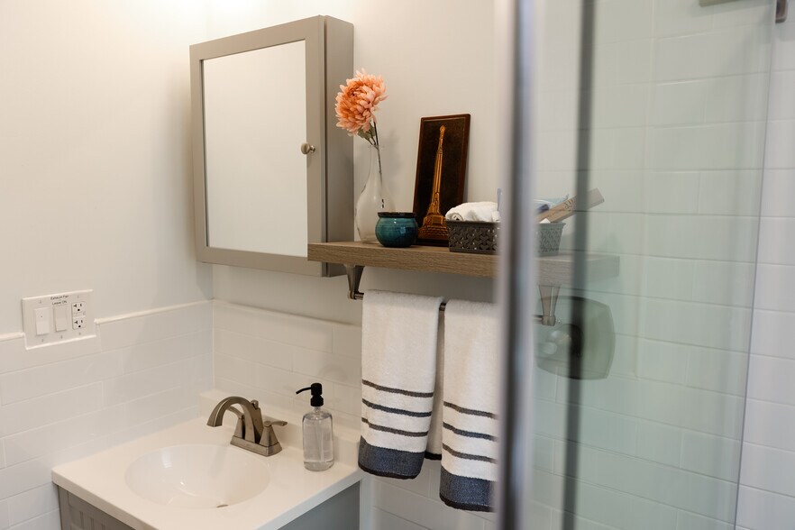 Building Photo - 5106 Rosslyn Ave