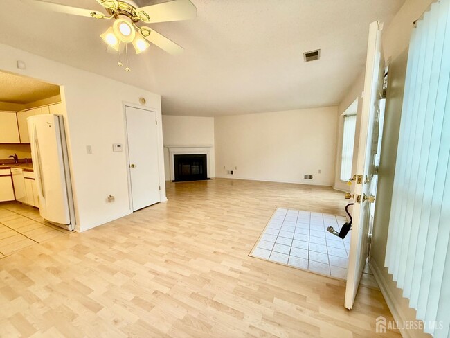 Building Photo - 207 Darwin Ln