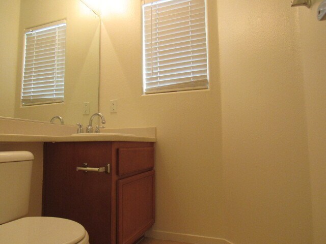 Building Photo - Great 2 Story Townhome in Gated Community!
