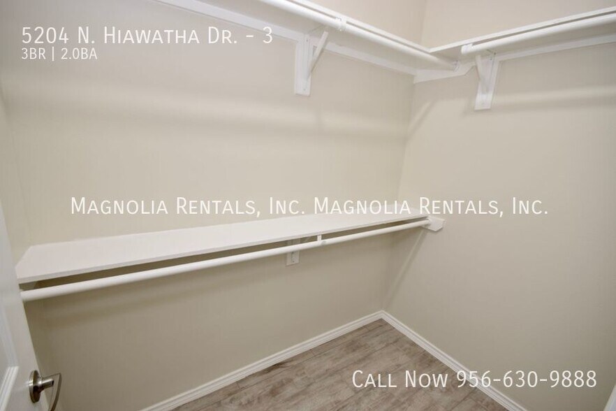 Building Photo - 5204 N Hiawatha Dr