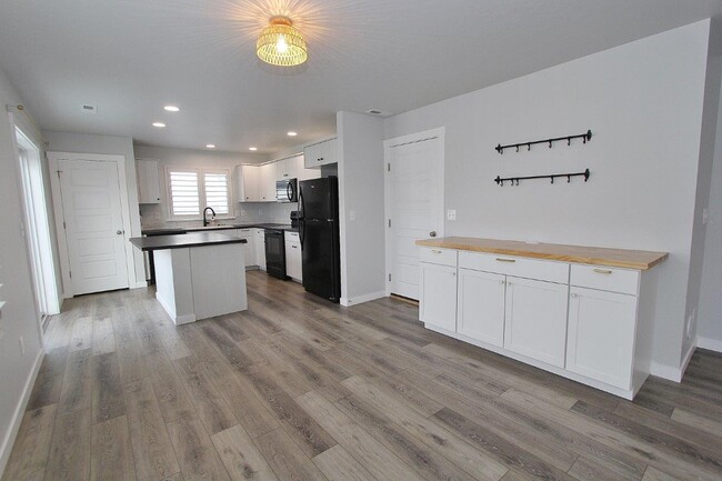 Building Photo - 6587 S Memory Wy