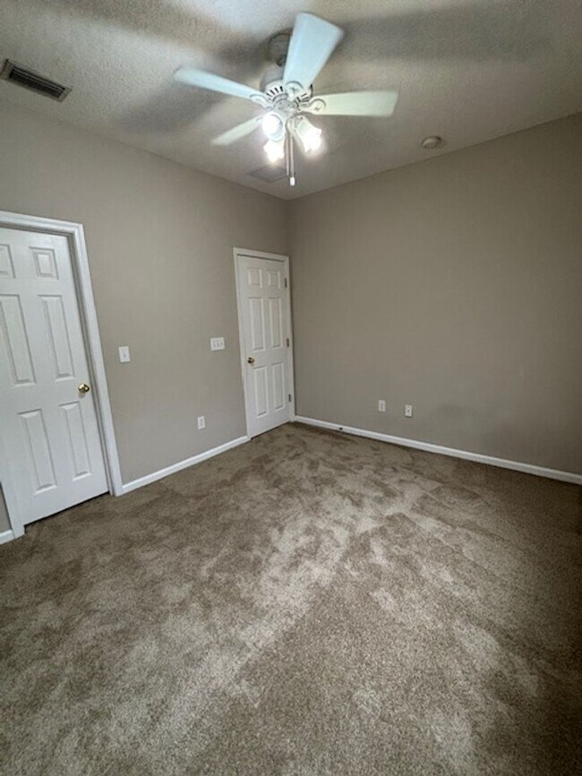 Building Photo - Charming 3-Bedroom Townhome in a Prime Nei...