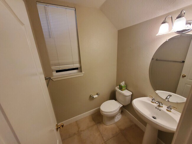 Building Photo - STUNNING SPACIOUS 5 BEDROOM HOME IN CONCOR...