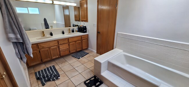 Building Photo - Spacious & Modern 5-Bedroom Retreat in Teh...