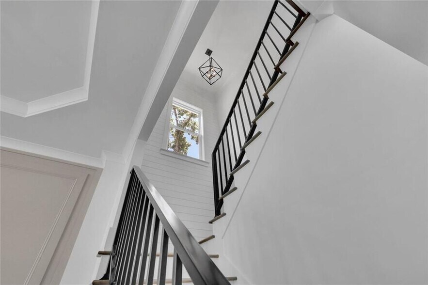 Building Photo - 6181 Shoreland Cir