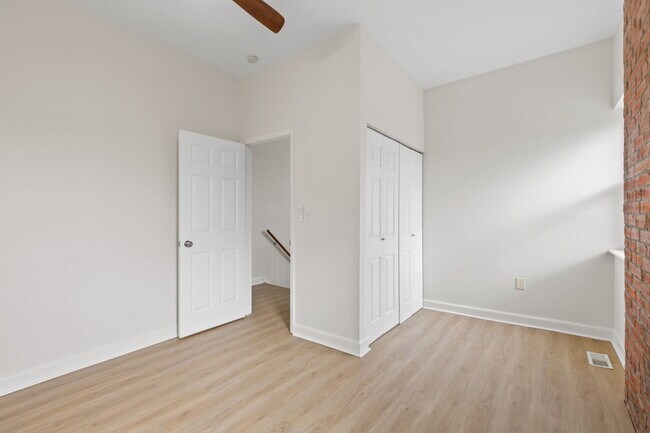 Building Photo - 2005 Lynch St