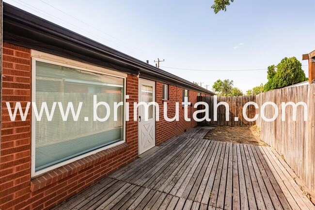 Building Photo - 410 Welby Ave S