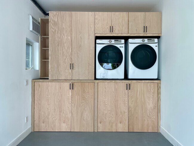 laundry, storage - 522 N Roxbury Dr