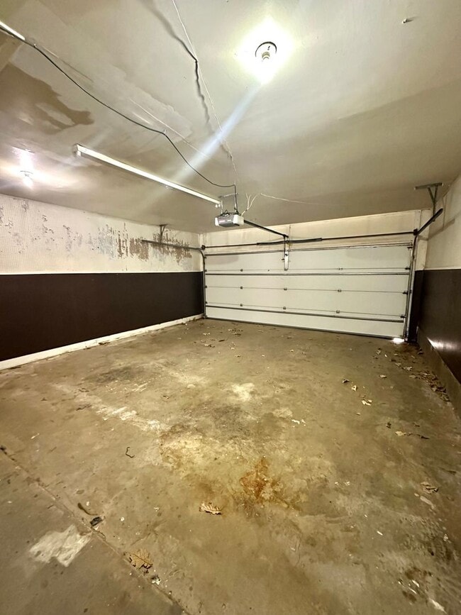 Building Photo - COMING JUNE 2026 - Spacious 3 Bedroom 2 Bathroom Home in College Hills Neighborhood!