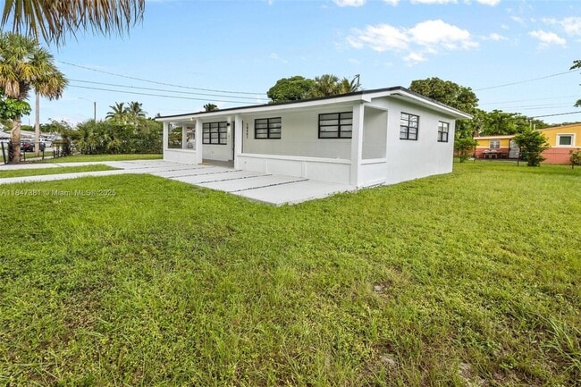 Building Photo - REALSITE ESTATES