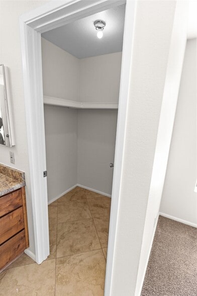 Building Photo - 850 S River Dr