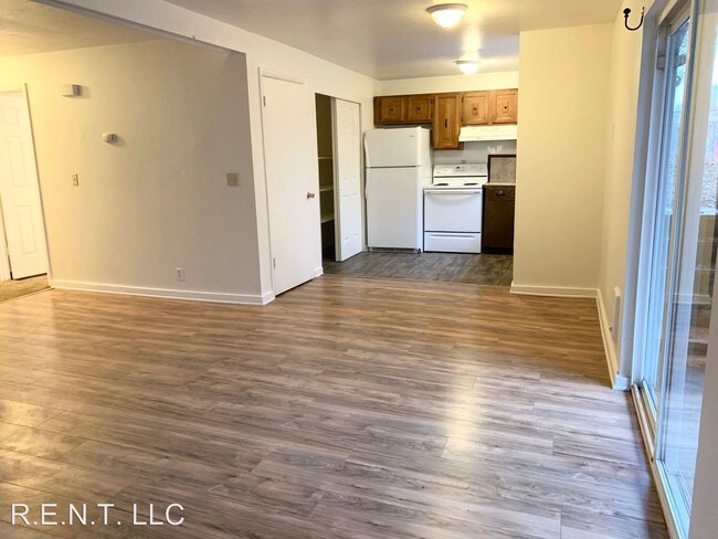 Building Photo - 2 br, 1 bath Apartment - 3362-3368 S 200 E