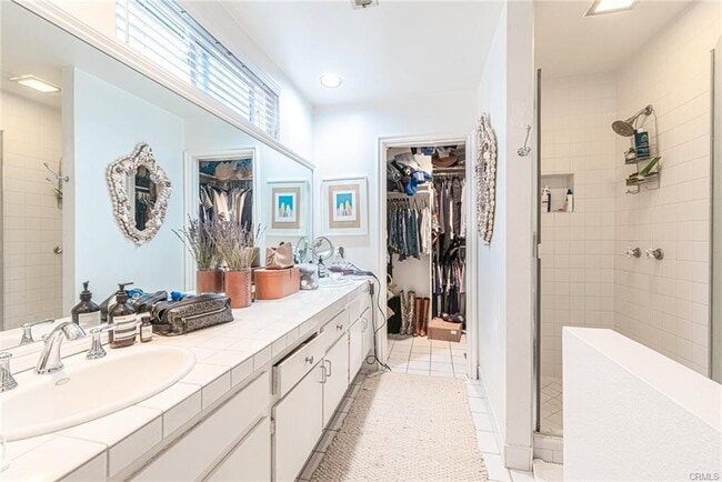 Building Photo - 719 Poinsettia Ave