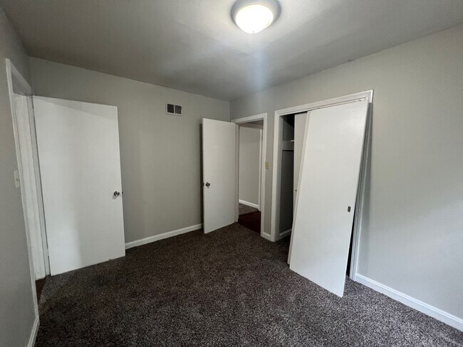 Building Photo - 3 bedroom 1 bathroom single level home