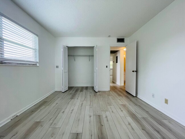 Building Photo - 333 Farnham P