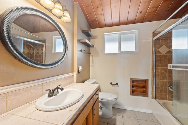 Building Photo - Adorable 3 Bedroom 2 Bathroom Single Story Family Home