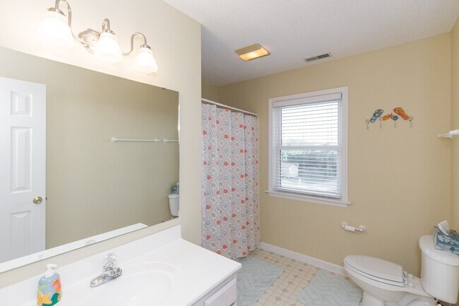 Building Photo - OFF-SEASON MONTHLY RENTAL FALL OF '25 THRO...