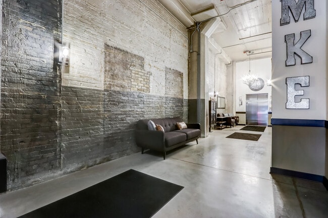 Building Photo - 226 N Water St