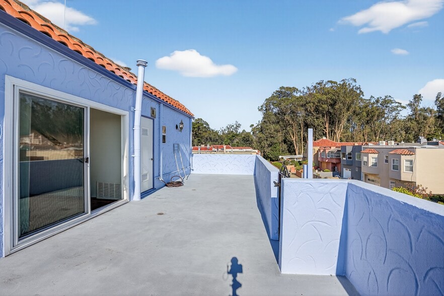 Upper level deck facing park - 60 Goleta Ave