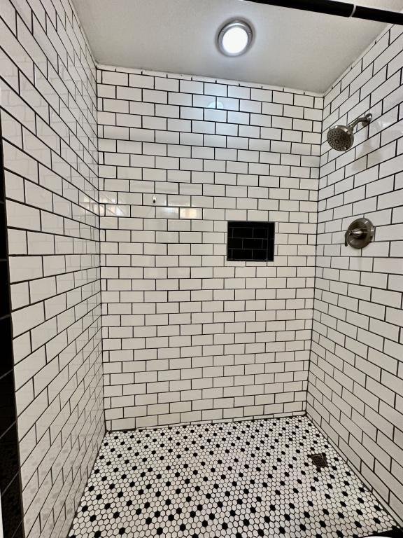 Building Photo - 229 N Poplar St