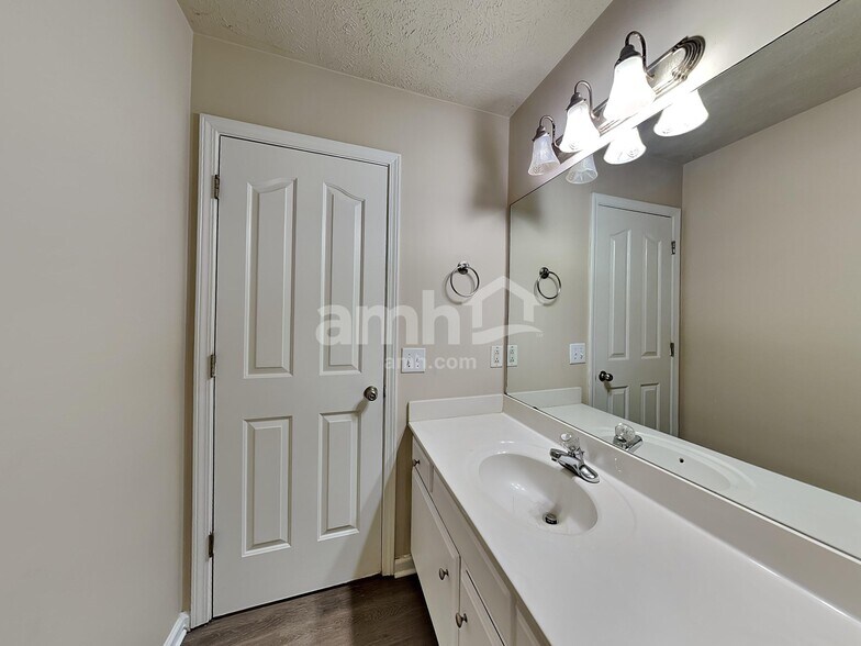 Building Photo - 403 Wooded Valley Ct