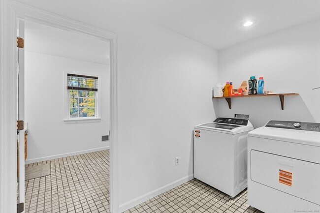 Building Photo - 17 Curtis Dr