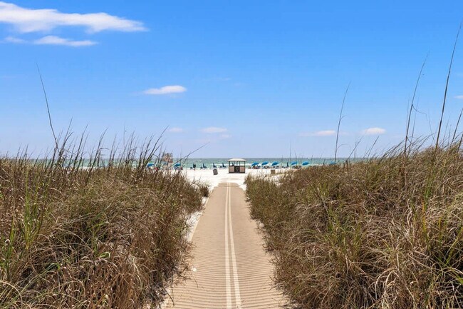 Building Photo - 8817 S Thomas Dr