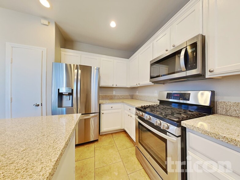 Building Photo - 4598 Hearts Desire Ave